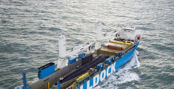 Tàu của hãng Rolldock (Hà Lan) đang vận chuyển tàu ngầm Kilo về Việt Nam - Ảnh: Rolldock