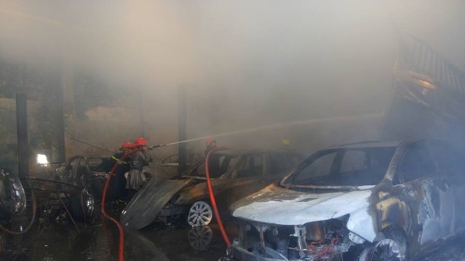 Xe siêu sang bị hỏa hoạn thiêu cháy