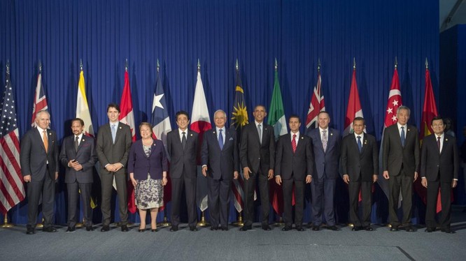 Ngày 18/11/2015, nhân diễn đàn kinh tế APEC tại Manila, tổng thống Mỹ chụp ảnh chung với lãnh đạo các nước tham gia TPP.