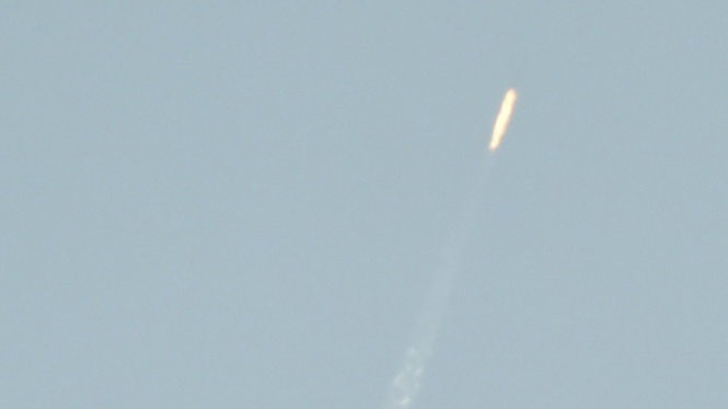 Một vật thể được phóng lên không từ lãnh thổ CHDCND Triều Tiên ngày 7-2. Ảnh chụp từ biên giới Trung Quốc - Ảnh: Reuters