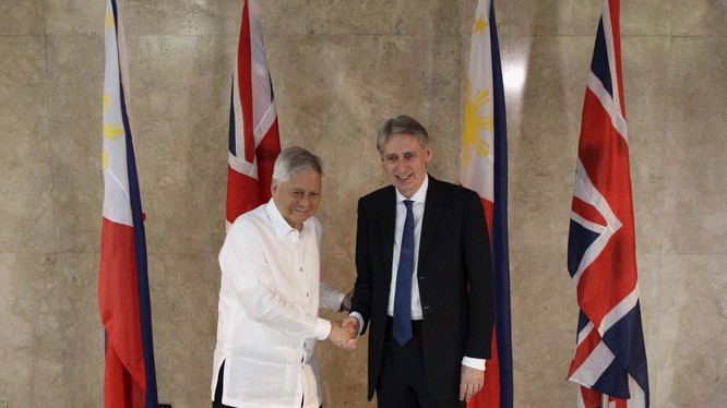 Ngoại trưởng Philippine Albert del Rosario (áo trắng) và đồng nhiệm Anh quốc Philip Hammond tại Manila 