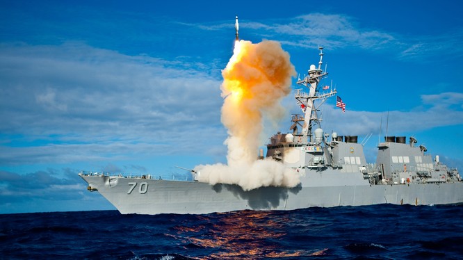 Chiến hạm Mỹ phóng tên lửa đánh chặn trên biển