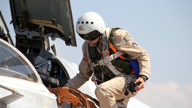 Phi công Nga lên máy bay xuất kích làm nhiệm vụ tại Syria