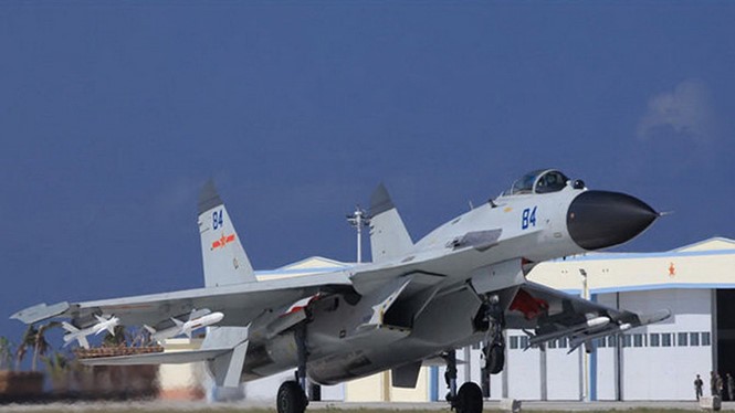 Chiến đấu cơ J-11 của Trung Quốc trên đường băng phi pháp ở đảo Phú Lâm - Ảnh: Sina