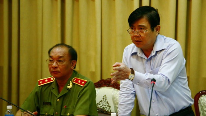 Chủ tịch UBND TP.HCM Nguyễn Thành Phong chỉ đạo hội nghị - Ảnh: VIỄN SỰ