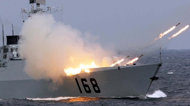 Chiến hạm Trung Quốc khai hỏa trong một cuộc tập trận