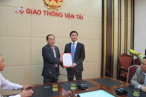 Thứ trưởng Nguyễn Hồng Trường trao quyết định bổ nhiệm cho ông Nguyễn Xuân Ảnh