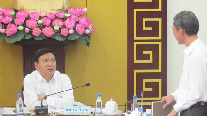 Bí thư Quận ủy Q.1 Huỳnh Thanh Hải đang báo cáo tình hình kinh tế ở Q.1 với Bí thư Thành ủy TP.HCM Đinh La Thăng - Ảnh: Trung Hiếu