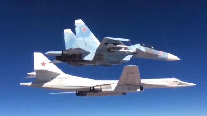 Tiêm kích Su-30SM của Nga hộ tông máy bay ném bom chiến lược tầm xa thực hiện nhiệm vụ không kích tại chiến trường Syria
