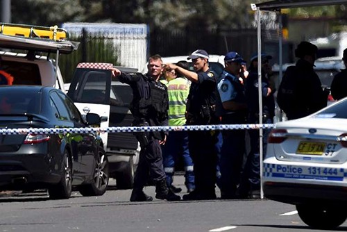 Cảnh sát tại hiện trường vụ nã súng và bắt cóc con tin ở Sydney. Ảnh: Reuters