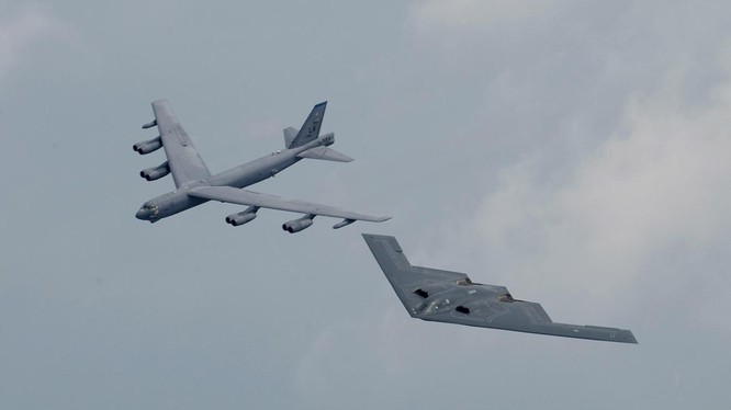 Máy bay ném bom chiến lược tầm xa B-2 Spirit và B-52 của Mỹ