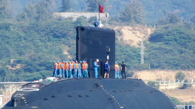 Tàu ngầm Kilo của Việt Nam trên vịnh Cam Ranh