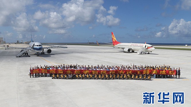 Hình ảnh chuyến bay ra đá Chữ Thập được truyền thông Trung Quốc tung ra hồi tháng 1-2016 - Ảnh: Xinhua