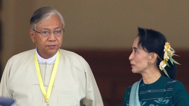 Ông Htin Kyaw, tân tổng thống Myanmar, đứng bên lãnh đạo đảng NLD, bà Suu Kyi - Ảnh: AP