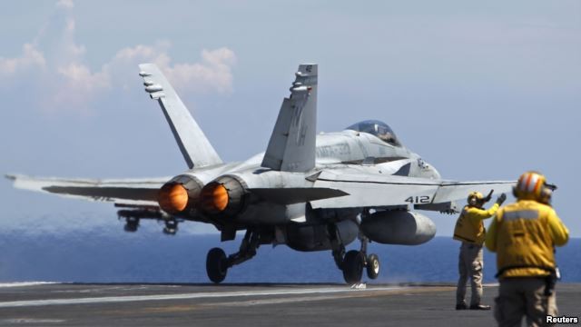 Phi cơ F/A-18 Hornet của Hải quân Mỹ rời khỏi tàu khu trục USS Nimitz để tuần tra ở Biển Đông ngày 23/5/2013. 