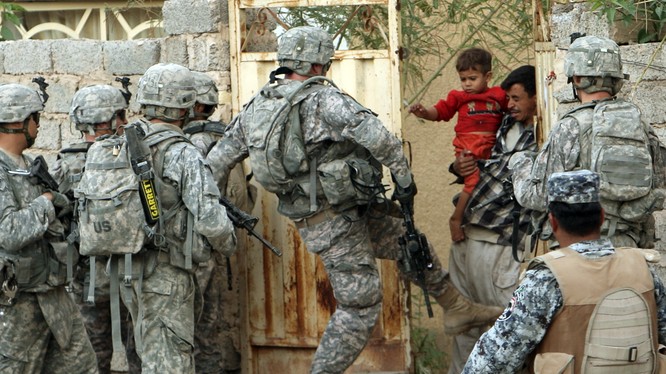 Lính Mỹ trong một cuộc bố ráp ở chiến trường Trung Đông