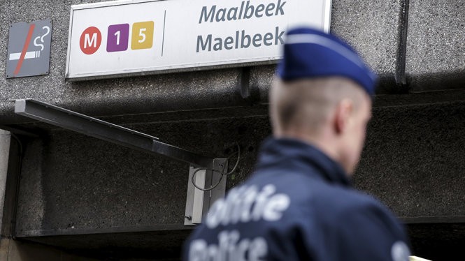 Cảnh sát Bỉ bên ngoài ga điện ngầm Maalbeek - Ảnh: Reuters