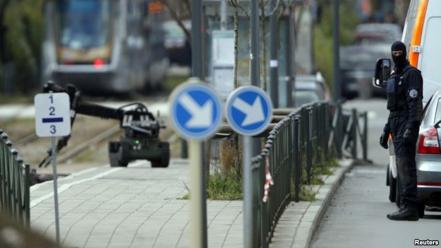 Cảnh sát hôm 25/3 dùng robot để lục soát quận Schaerbeek sau vụ đánh bom ở thủ đô Brussels 