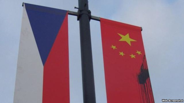 những kẻ phá hoại chưa rõ danh tính đã dùng sơn đen để bôi lên các lá quốc kỳ Trung Quốc do Phòng Hợp tác Hỗn hợp Trung – Séc treo lên