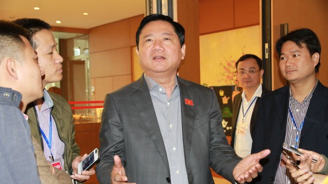 Bí thư Thành ủy TP.HCM - Đinh La Thăng, trả lời báo chí tại Quốc hội sáng 29-3 - Ảnh: VIỄN SỰ
