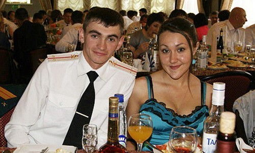 Trung úy Alexander Prokhorenko và người vợ Ekaterina. Ảnh: East2westNews