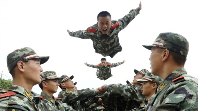Binh sĩ quân đội Trung Quốc luyện tập