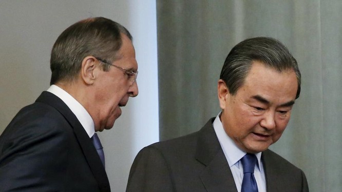 Ngoại trưởng Nga Serguei Lavrov và đồng cấp Trung Quốc Vương Nghị dự cuộc họp báo chung tại Matxcơva ngày 18/4
