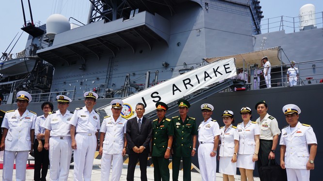 Khu trục hạm của hải quân Nhật Bản vừa lần đầu tiên vào cảnh Cam Ranh của Việt Nam