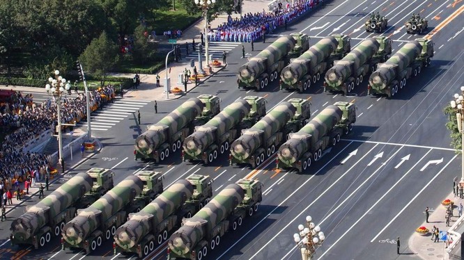 Tên lửa Trung Quốc trong cuộc diễu binh năm 2015