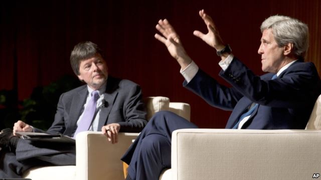 Ngoại trưởng Mỹ John Kerry trao đổi với đạo diễn phim tài liệu Ken Burns (trái) về những trải nghiệm liên quan tới Chiến tranh Việt Nam hôm 27/4.