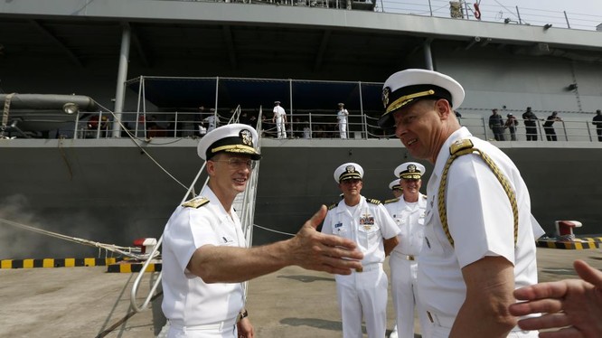 Phó đô đốc Joseph P. Aucoin, tư lệnh Hạm đội 7 (trái) trên chiến hạm USS Blue Ridge tại Thượng Hải ngày 6/5
