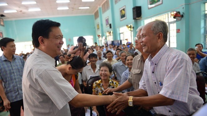 Ông Đinh La Thăng - Ủy viên Bộ Chính trị, Bí thư Thành ủy TP.HCM bắt tay các cử tri -