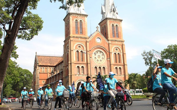 Hàng trăm tình nguyện viên dự án Chuyển động xanh đã chọn cách đạp xe vòng quanh trung tâm thành phố để ủng hộ và tuyên truyền cho chiến dịch Giờ Trái Đất năm 2015, bảo vệ môi trường 