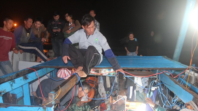 Tàu cá của ngư dân Việt Nam bị tàu Trung Quốc đâm hư hại nặng trên biển Hoàng Sa