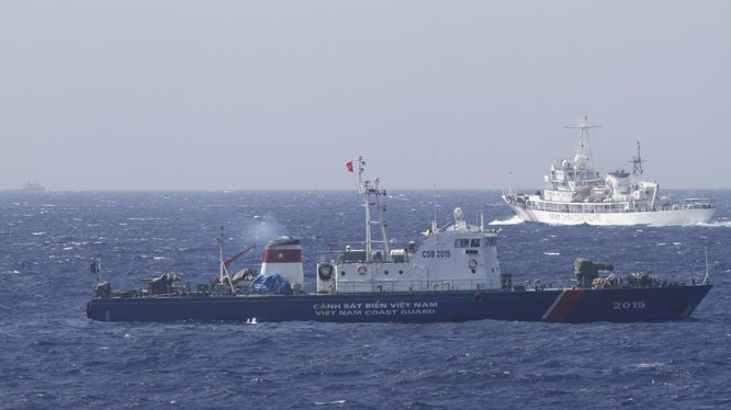 Tàu cảnh sát biển Việt Nam và tàu hải cảnh Trung Quốc ở vùng biển Hoàng Sa