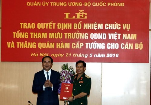 Chủ tịch nước Trần Đại Quang trao quyết định bổ nhiệm cho Trung tướng Phan Văn Giang. Ảnh: QĐND