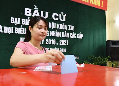 Cử tri Hà Nội đi bỏ phiếu sáng 22/5.