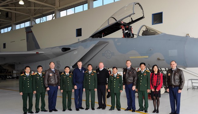 Phái đoàn quân sự Việt Nam thăm đơn vị không quân tại Mỹ