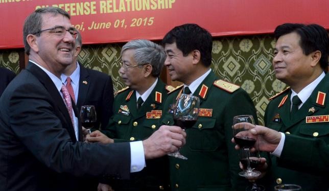 Bộ trưởng Quốc phòng Mỹ Aston Carter đã đến thăm Việt Nam