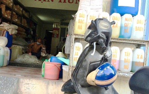 Buôn bán hóa chất xung quanh chợ Kim Biên, quận 5. Ảnh: Hải Hiếu