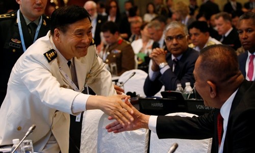 Đô đốc Tôn Kiến Quốc (trái) tuyên bố tới Shangri-la để nghe lý lẽ, không khuất phục bá quyền. Ảnh: Reuters