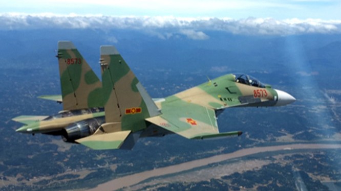 Chiến đấu cơ Su-30MK2 của không quân Việt Nam bay tuần tra