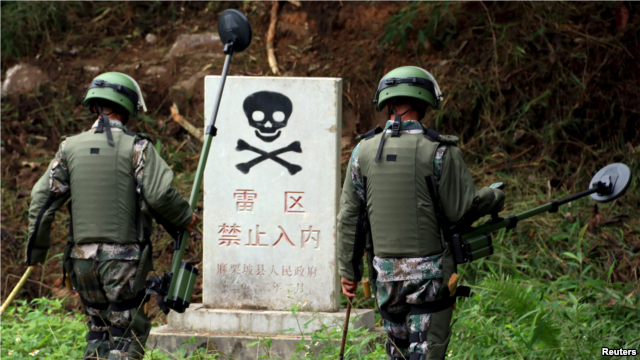 CácBinh sĩ Trung Quốc thực hiện nhiệm vụ rà phá bom mìn ở tỉnh Vân Nam
