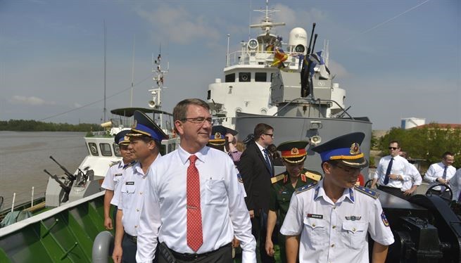 Bộ trưởng quốc phòng Mỹ Ash Carter thăm tàu cảnh sát biển Việt Nam năm 2015