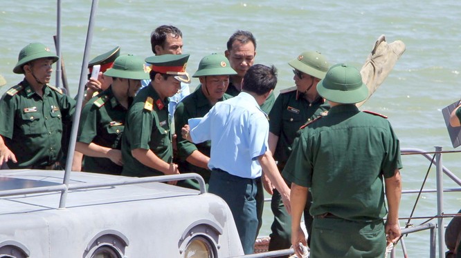Các đồng đội đón phi công Nguyễn Hữu Cường trở về