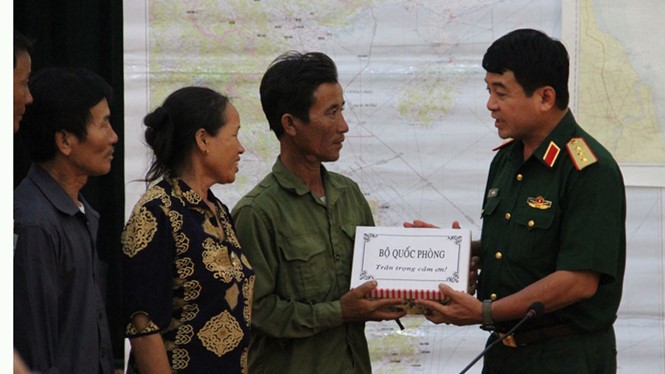 Thượng tướng Võ Văn Tuấn, Phó tổng tham mưu trưởng quân đội nhân dân VN tặng quà, biểu dương ngư dân Phạm Xuân Lệ.
