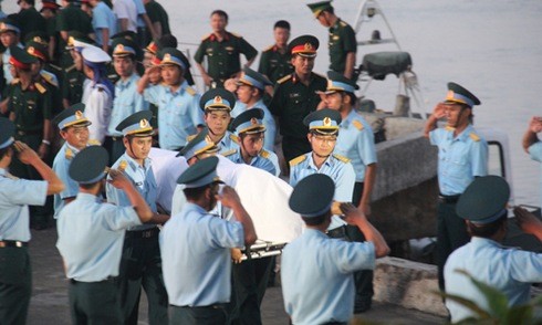 Đồng đội xúc động đón phi công Trần Quang Khải trở về đất mẹ