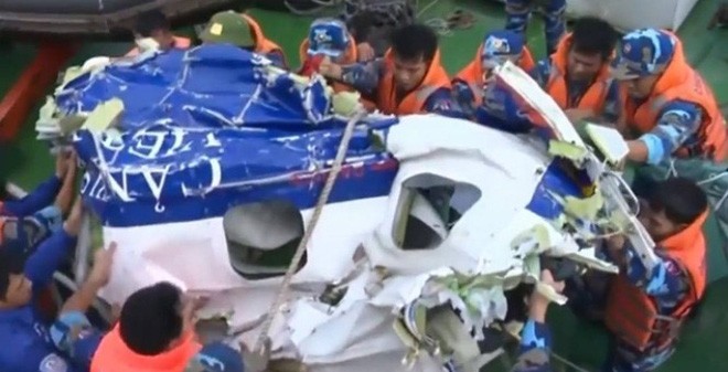 Trục vớt mảnh vỡ của máy bay Casa-212 gặp nạn