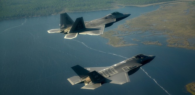 Cặp "song sát" chiến đấu cơ tàng hình F-22 và F-35 của Mỹ
