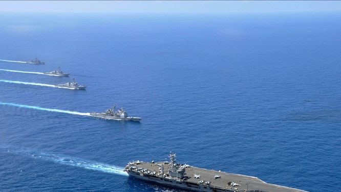 Cụm tác chiến tàu sân bay Mỹ gồm mẫu hạm và các tàu tuần dương hạm, khu trục hạm và hộ vệ hạm hoạt động trên Biển Đông